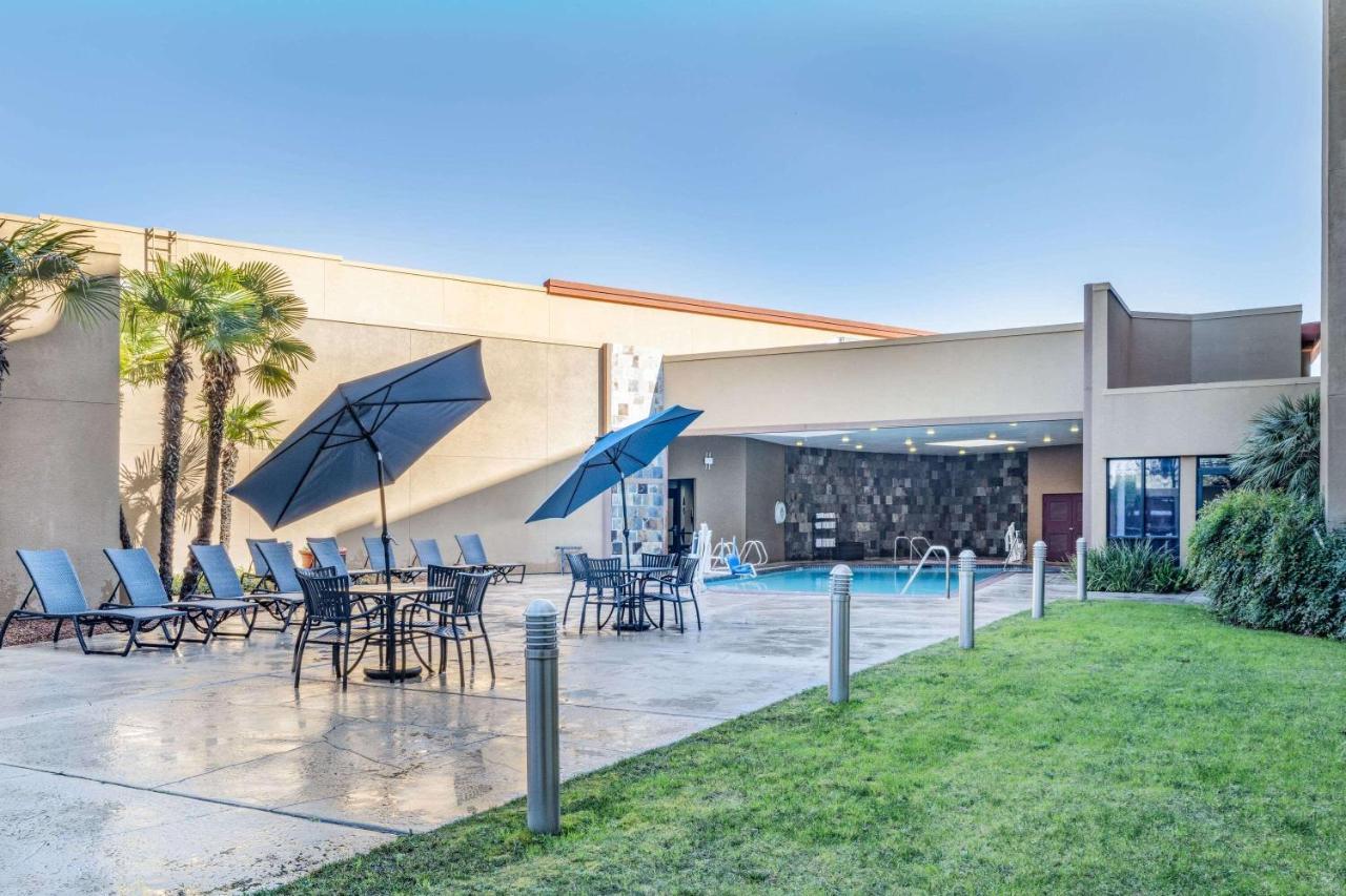 Wyndham Sacramento Hotel Carmichael Exterior photo